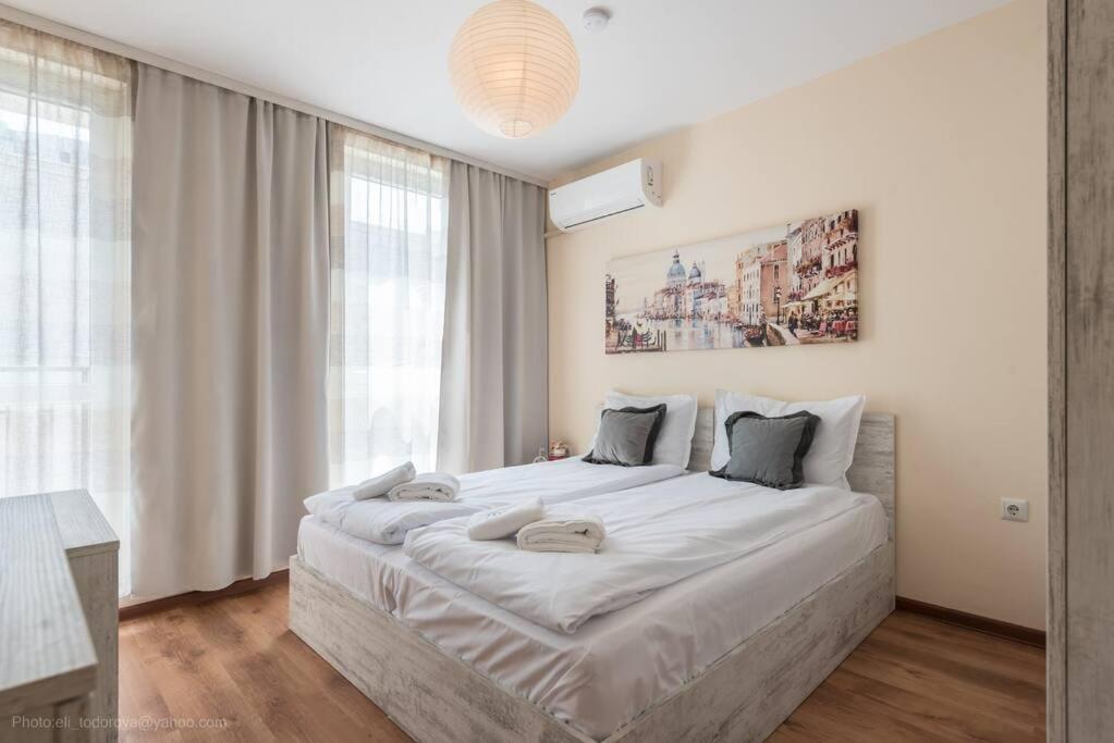 Bright Place Next To Grand Mall Varna Extérieur photo