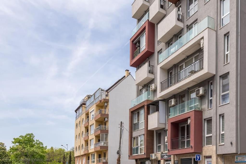 Bright Place Next To Grand Mall Varna Extérieur photo