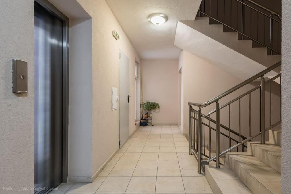 Bright Place Next To Grand Mall Varna Extérieur photo